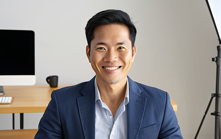 A confident Vietnamese professional (male or female, mid-30s-40s) engaging warmly with the camera during a dynamic online Q&A session. They have a genuine, approachable smile and direct eye contact, radiating self-assurance and expertise. The background is a clean, modern home office or virtual studio setup, reflecting professionalism. A subtle halo of light surrounds them, symbolizing their ability to shine and connect effectively with the audience in a virtual environment. The overall atmosphere is positive, intelligent, and inspiring.